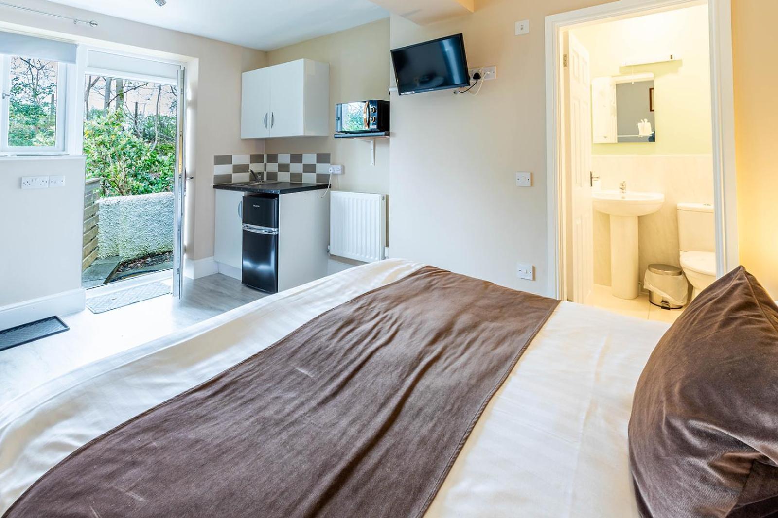 Roger Ground Guest House - With Onsite Car Parking Windermere Extérieur photo